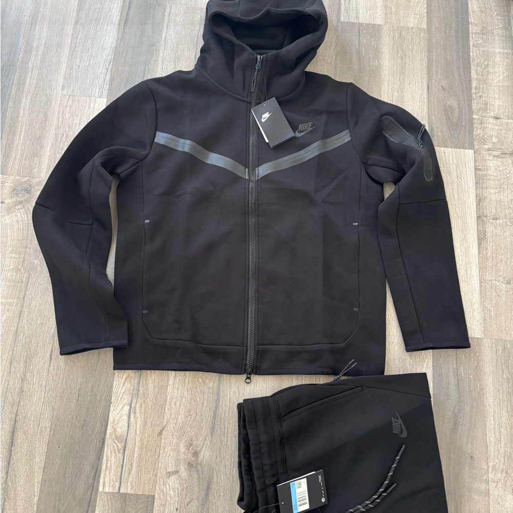 Nike Men’s Black Hooded Performance Jacket with Reflective Accents